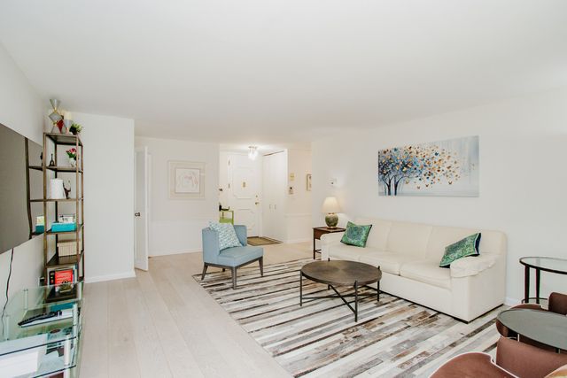 2420 W Talcott Road 211, Park Ridge, IL 60068
