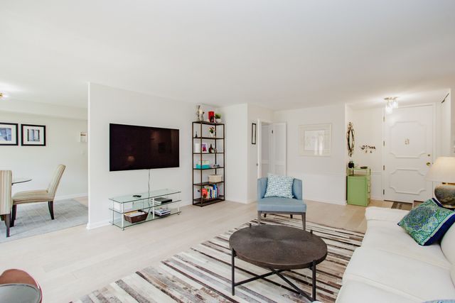 2420 W Talcott Road 211, Park Ridge, IL 60068