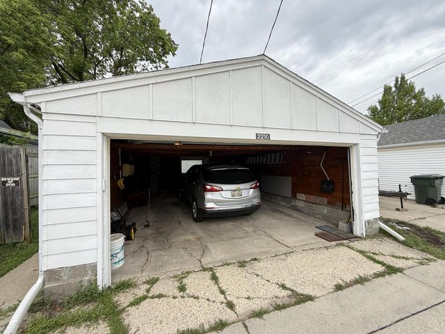 2210 S 56th STREET, West Allis, WI 53219