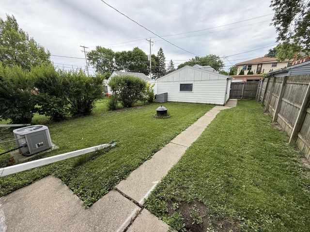 2210 S 56th STREET, West Allis, WI 53219