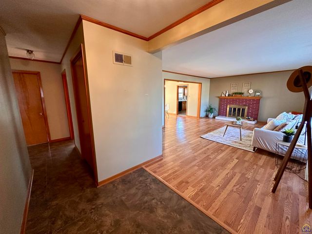 1305 SW Ward PKY, Topeka, KS 66604