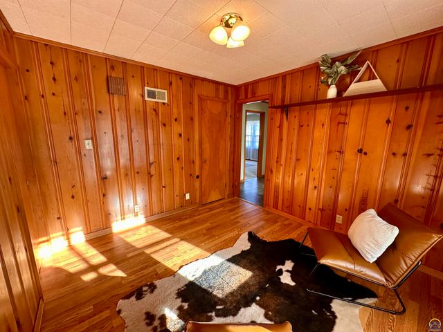 1305 SW Ward PKY, Topeka, KS 66604