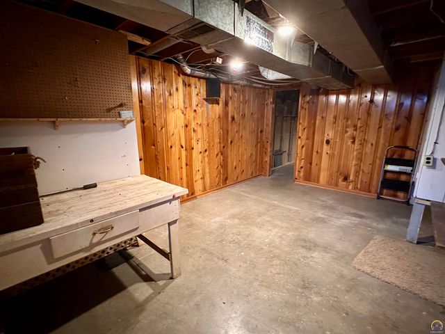 1305 SW Ward PKY, Topeka, KS 66604