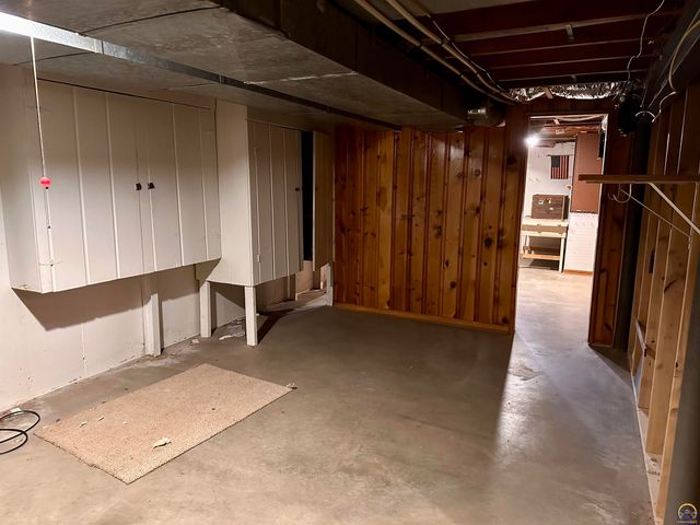 1305 SW Ward PKY, Topeka, KS 66604