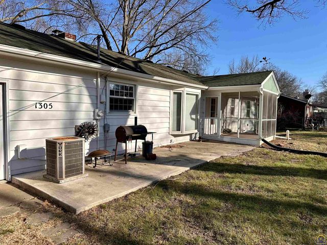 1305 SW Ward PKY, Topeka, KS 66604