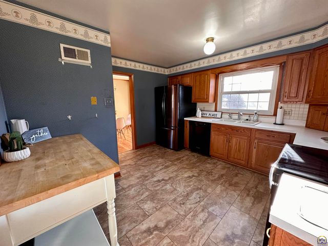 1305 SW Ward PKY, Topeka, KS 66604