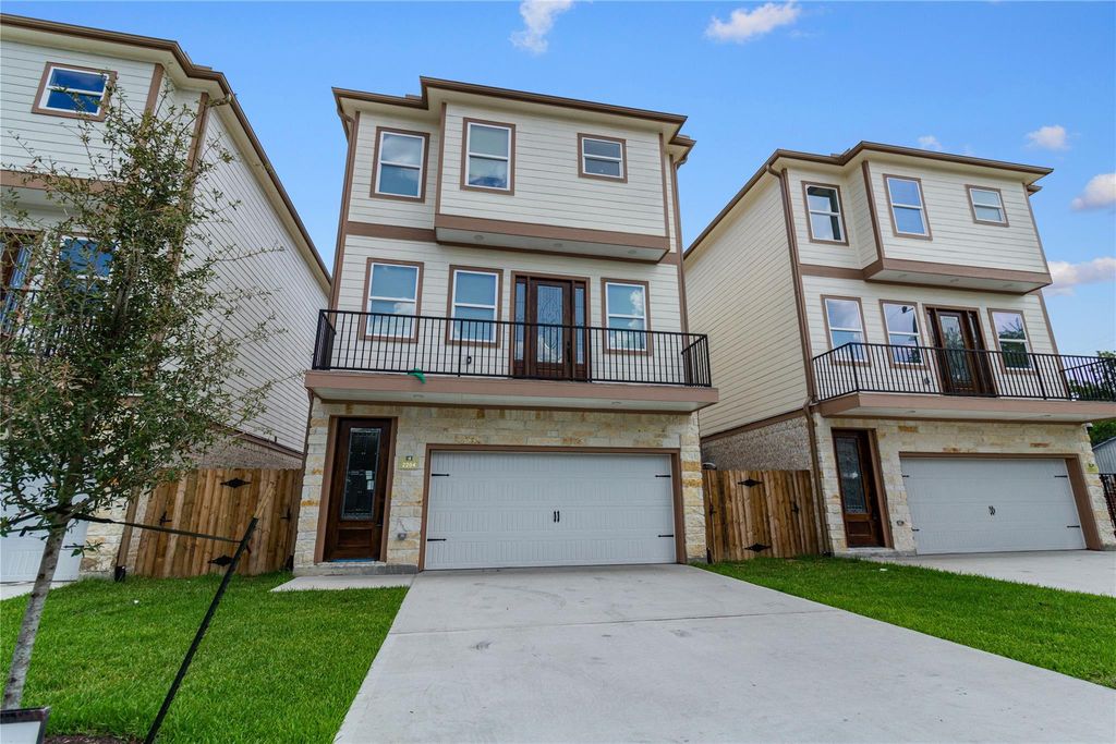 2204 Hoskins Drive, Houston, TX 77080