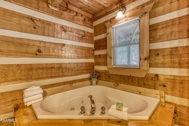 1515 Bluff Ridge Rd, Sevierville, TN 37876