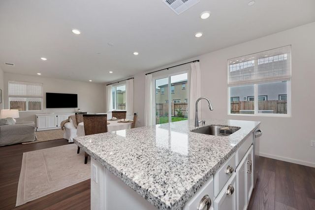 5049 Frisbee Dr, Roseville, CA 95747