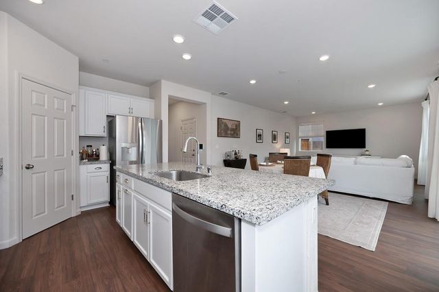 5049 Frisbee Dr, Roseville, CA 95747