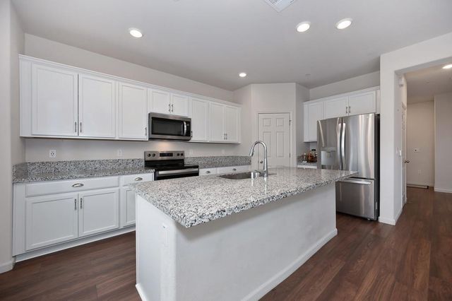 5049 Frisbee Dr, Roseville, CA 95747