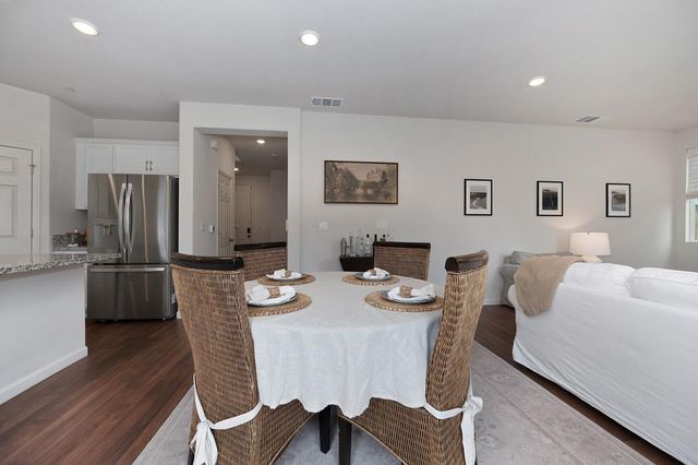 5049 Frisbee Dr, Roseville, CA 95747