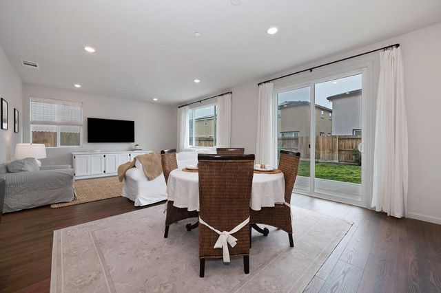 5049 Frisbee Dr, Roseville, CA 95747