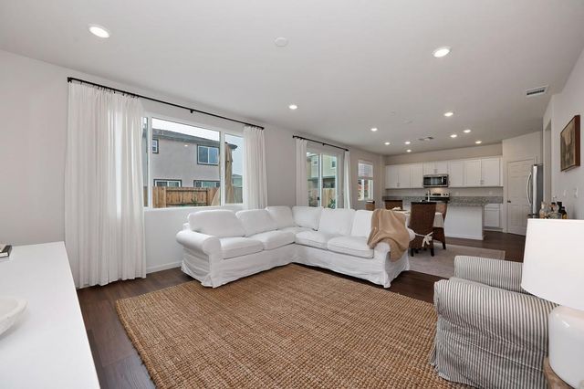 5049 Frisbee Dr, Roseville, CA 95747