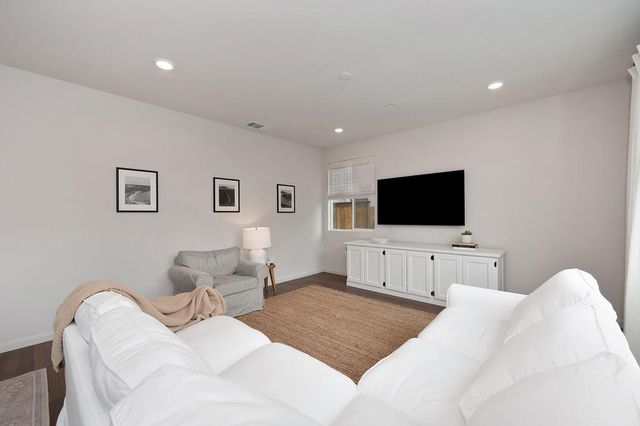 5049 Frisbee Dr, Roseville, CA 95747