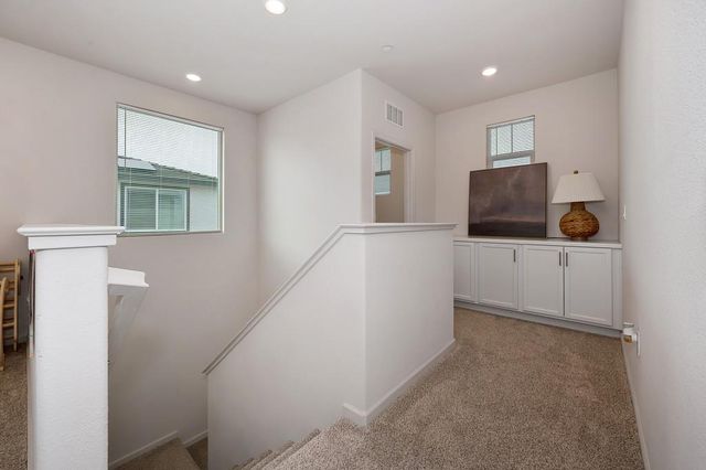 5049 Frisbee Dr, Roseville, CA 95747