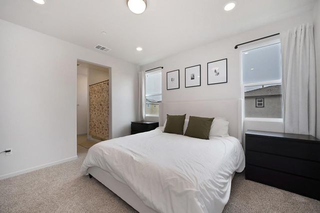 5049 Frisbee Dr, Roseville, CA 95747