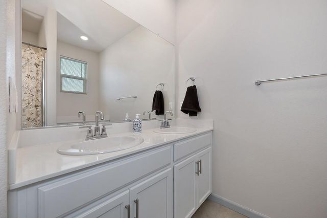 5049 Frisbee Dr, Roseville, CA 95747