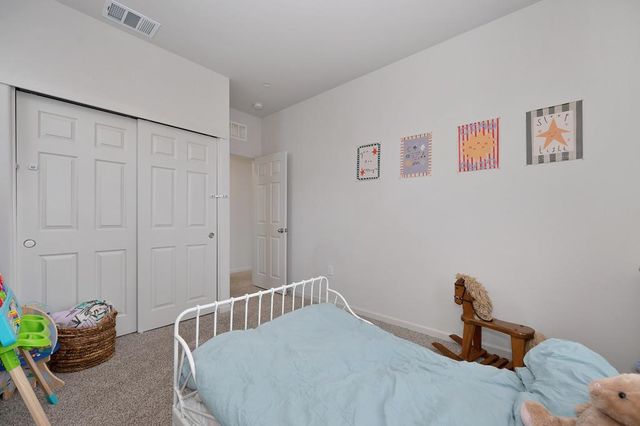 5049 Frisbee Dr, Roseville, CA 95747