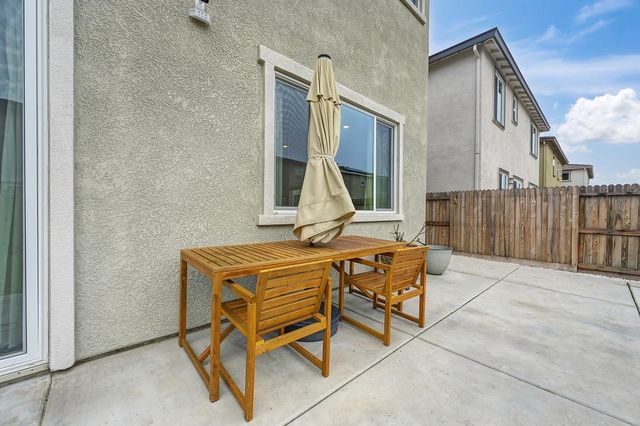 5049 Frisbee Dr, Roseville, CA 95747