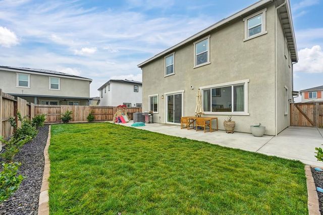 5049 Frisbee Dr, Roseville, CA 95747