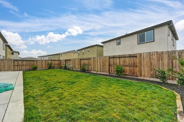5049 Frisbee Dr, Roseville, CA 95747