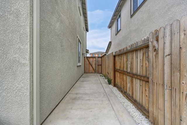 5049 Frisbee Dr, Roseville, CA 95747