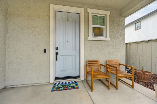 5049 Frisbee Dr, Roseville, CA 95747