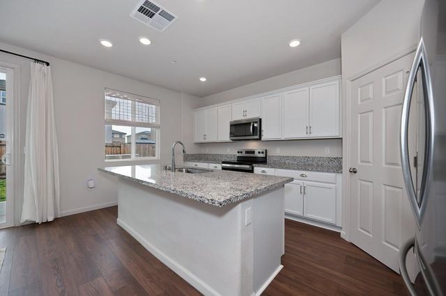 5049 Frisbee Dr, Roseville, CA 95747