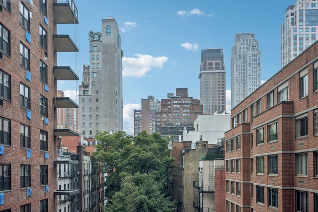 350 E 82nd St Apt 5V, New York City, NY 10028