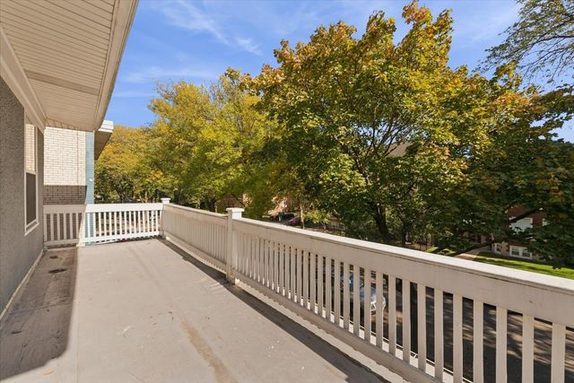 7252 N Bell Avenue, Chicago, IL 60645