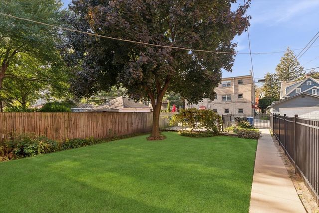 7252 N Bell Avenue, Chicago, IL 60645