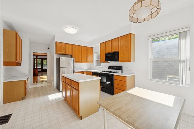 7252 N Bell Avenue, Chicago, IL 60645