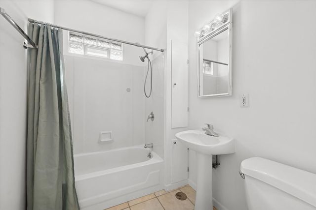 7252 N Bell Avenue, Chicago, IL 60645