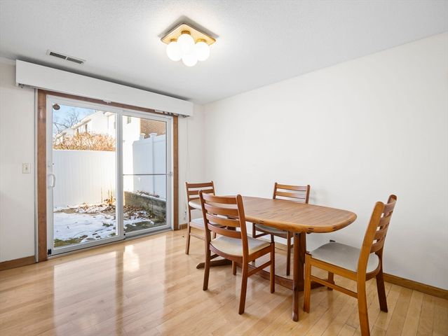 27 Boylston Ln 27, Lowell, MA 01852