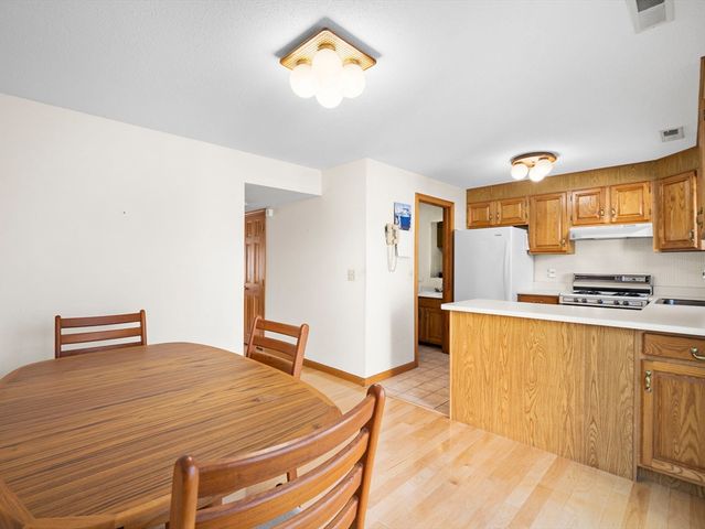 27 Boylston Ln 27, Lowell, MA 01852