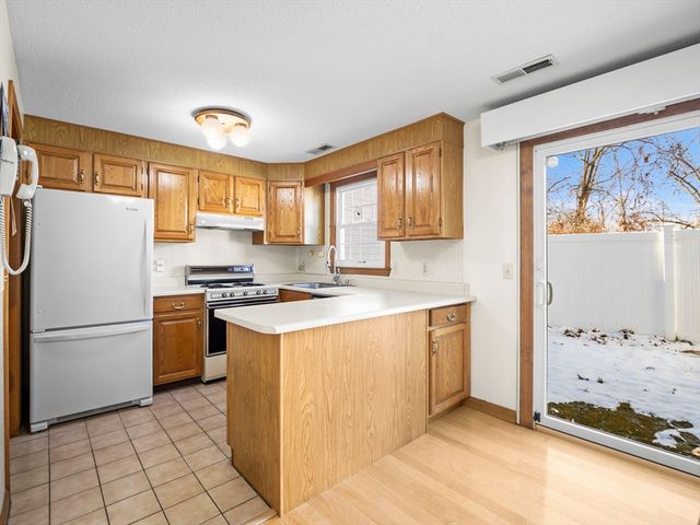 27 Boylston Ln 27, Lowell, MA 01852