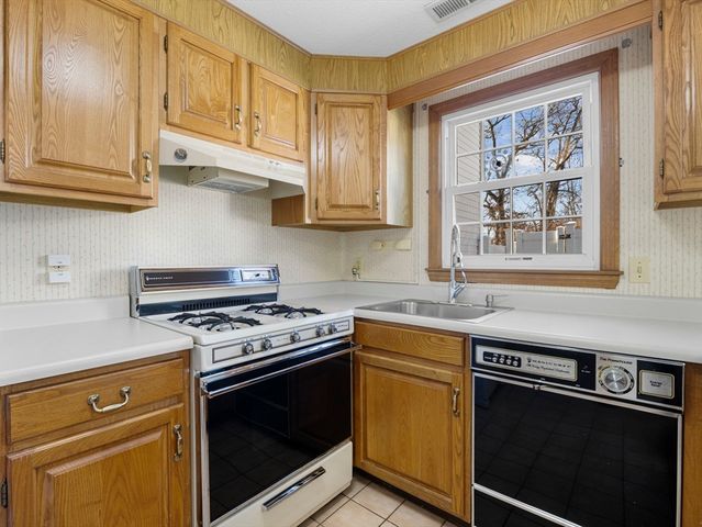 27 Boylston Ln 27, Lowell, MA 01852