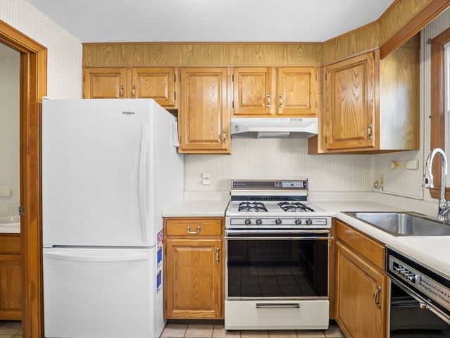 27 Boylston Ln 27, Lowell, MA 01852