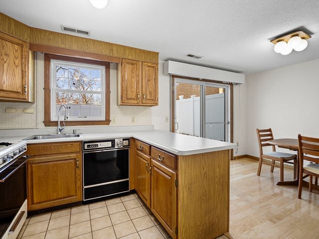 27 Boylston Ln 27, Lowell, MA 01852