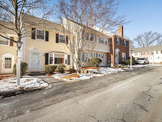 27 Boylston Ln 27, Lowell, MA 01852
