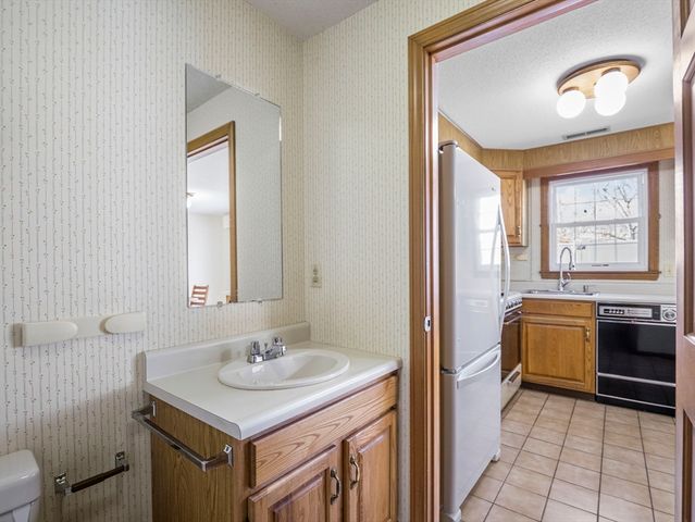 27 Boylston Ln 27, Lowell, MA 01852