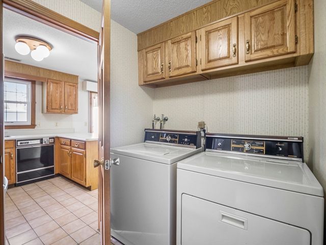 27 Boylston Ln 27, Lowell, MA 01852