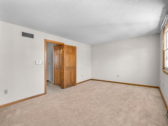 27 Boylston Ln 27, Lowell, MA 01852