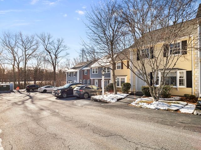 27 Boylston Ln 27, Lowell, MA 01852