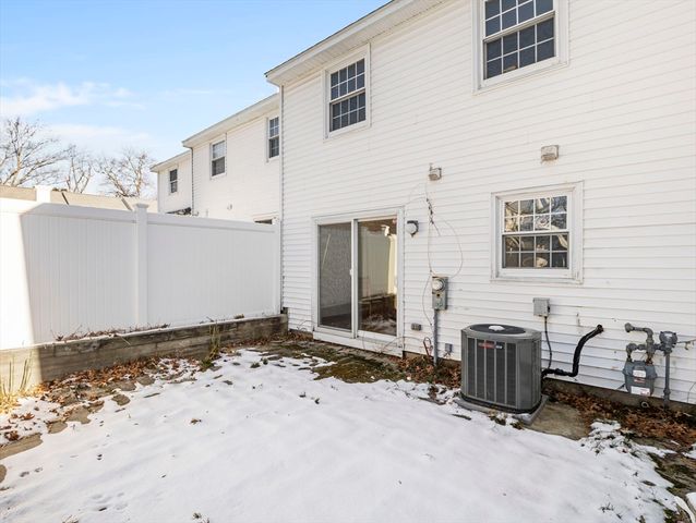 27 Boylston Ln 27, Lowell, MA 01852