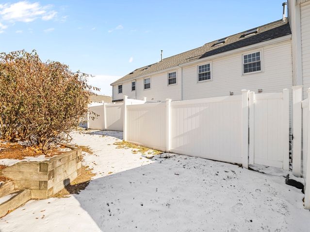 27 Boylston Ln 27, Lowell, MA 01852