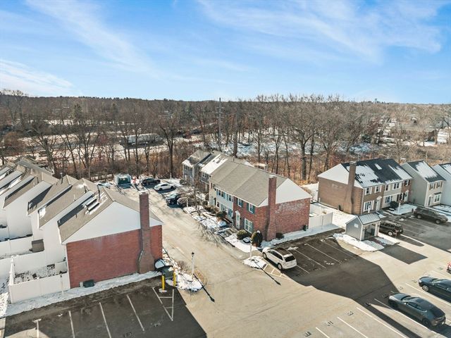 27 Boylston Ln 27, Lowell, MA 01852