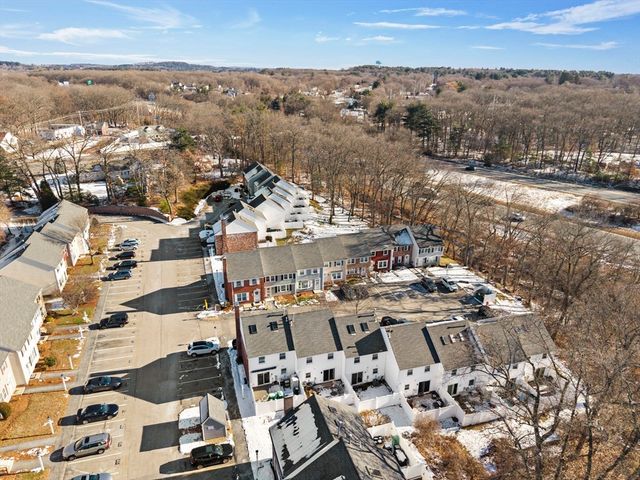 27 Boylston Ln 27, Lowell, MA 01852