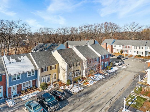 27 Boylston Ln 27, Lowell, MA 01852